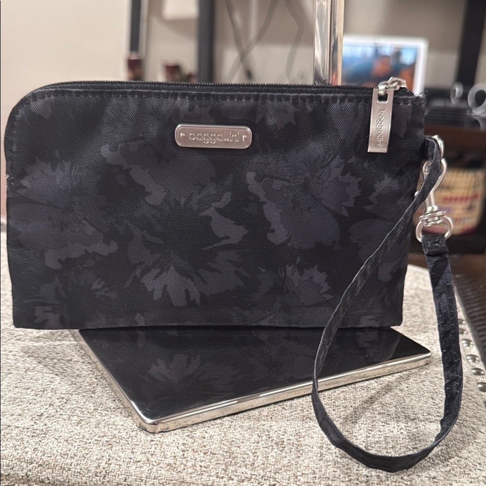 Baggallini Travel “RFID” Floral Zipper Pouch/Wristlet (EUC)(LS)